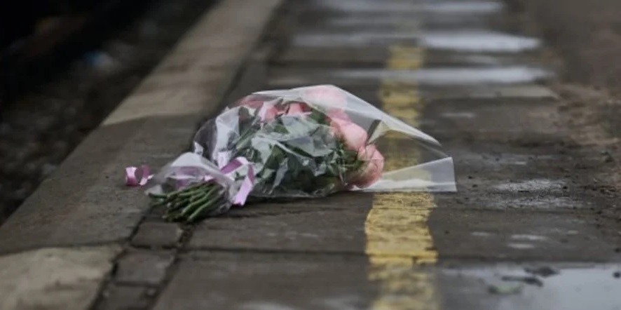 Молодий хлопець,військовий, думав, що дівчина його покинула і кинув квіти на вокзалі! Чим закінчилась історія, яка зачепила українців!