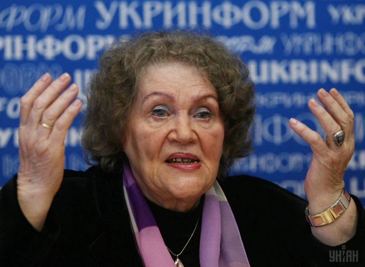 Стало відомо, який зараз вигляд має 94-річна Ліна Костенко (фото)