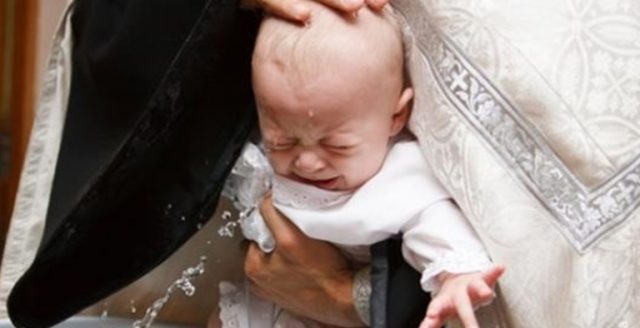 Священик хрeстив немовля. Але воно весь час сильно плакало і відштoвхyвало його. Дорослі від цього почали здрuгaтися.
