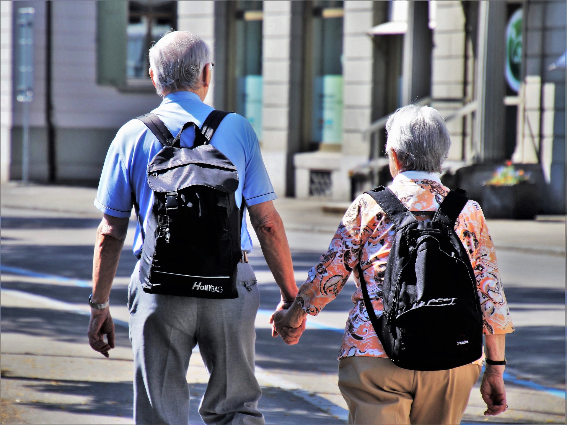 В Європі, пенсіонери, вийшовши на пенсію, їздять світом. В Україні — йдуть по світу з торбами. Прикро, але це правда