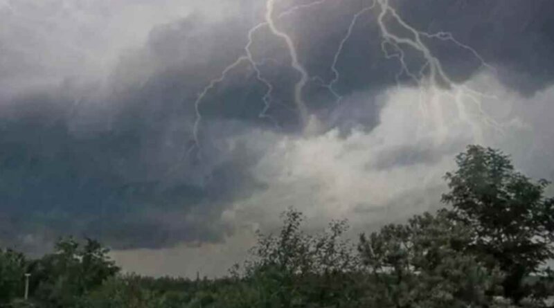 “Гроза та вітер у найближчі 2 години” в Україні оголосили штормове попередження