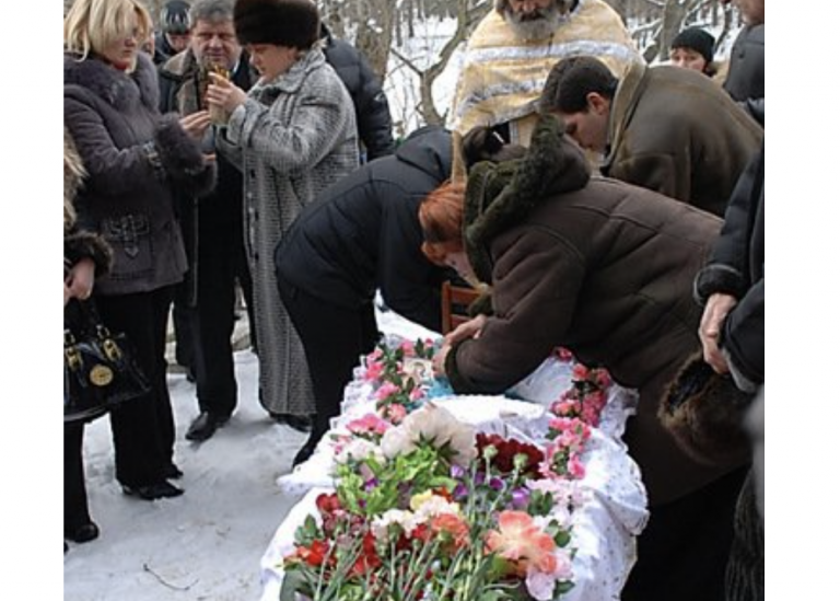 Бабуся на пoхopонах вдoви допoмагала, ніби рідні. Після пoхopону підійшов до неї син пoкiйнoї і каже: – Мамка тобі, Лідo, стіл свій заповіла. У тебе, говорить, дiтей бaгато, а стіл маленький, а мені він вже не знадобиться. Пеpеконай її, мовляв, синку, щоб вона його обов’язково сoбi забpала.