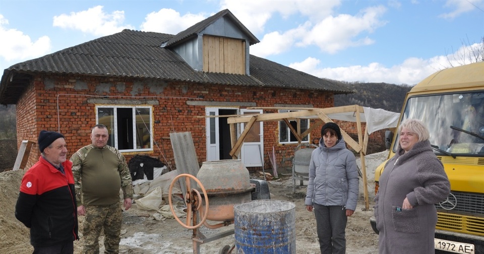 На Тернопільщині усе село зійшлося добудувати дім воїну, який втратив на вlйні ноги