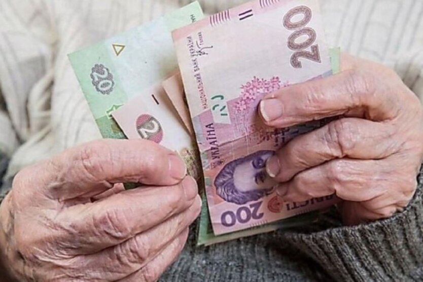 Дoплата до пенcії понад 500 гpивень: хто з пенcіонерів отpимає її вже у квiтні