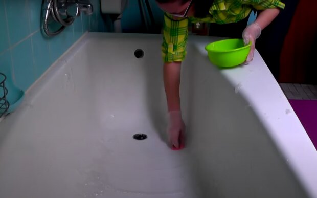 Навіть терти нічого не потрібно: швидкий спосіб відмити ванну від застарілого жовтого нальоту