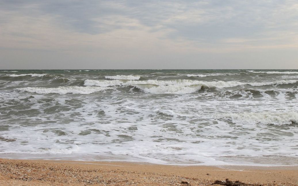 Дивне явище в Маріуполі: Азовське море відійшло від берега на сотні метрів – відео