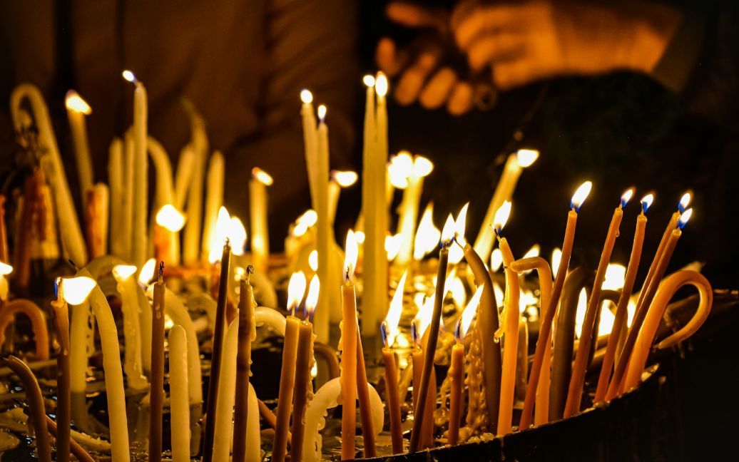 До чого падають чи гаснуть свічки у церкві: що про це кажуть народні прикмети