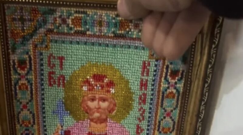 Українську родину захистила ікона, яка зупинила уламки – відео