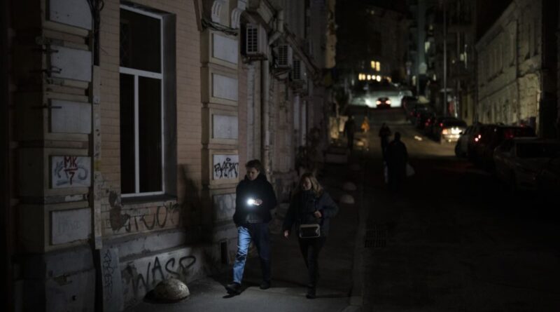 Раптові відключення світла у всій Україні: в “Укренерго” пояснили причину