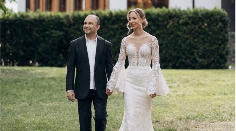 Віктор Павлік зіграв весілля з молодшою на 30 років дружиною