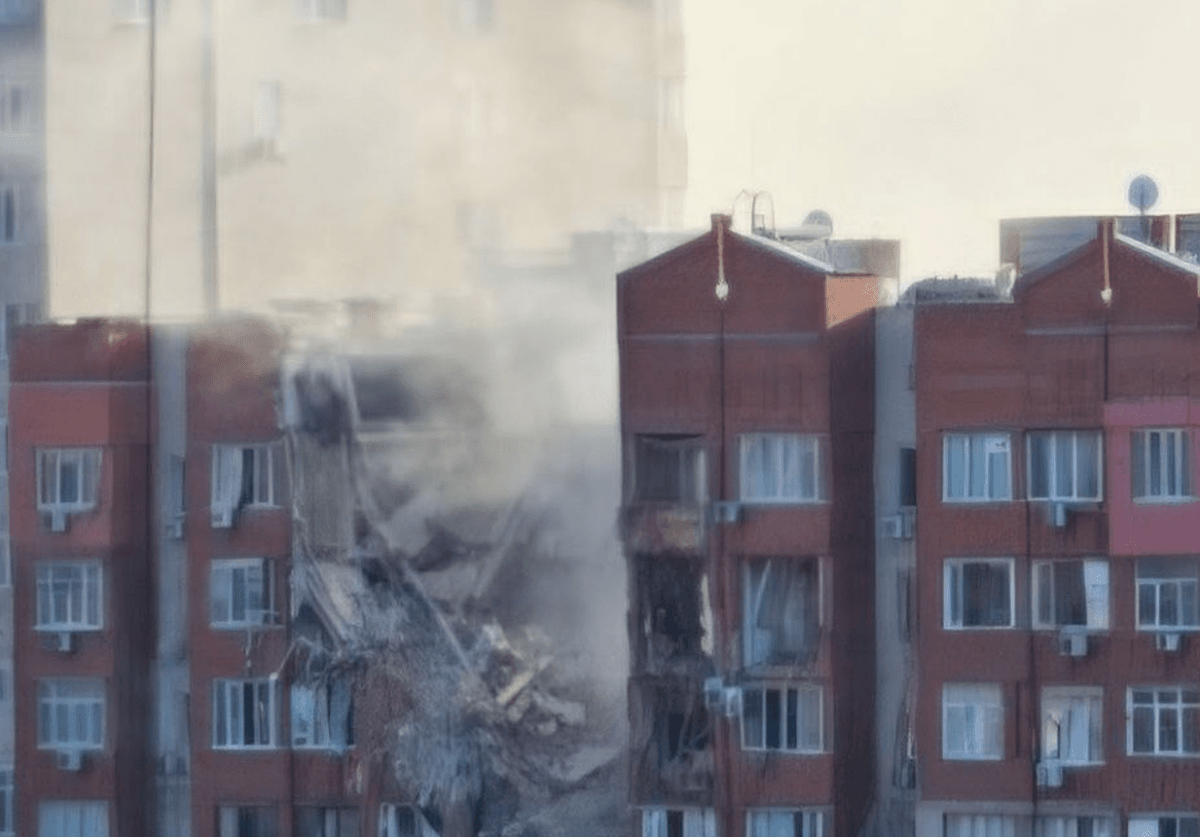 Росія вдарила по будинку в Дніпрі: є загиблий, люди заблоковані у квартирах (фото, відео)