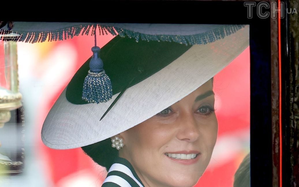 Особливе вбрання Кейт: три послання, які принцеса Уельська продемонструвала публіці під час параду