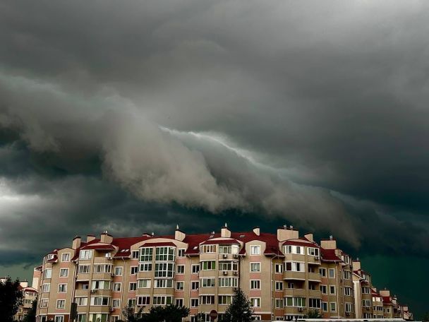 Б’є величезний град: у Києві вирує потужна злива (фото, відео)