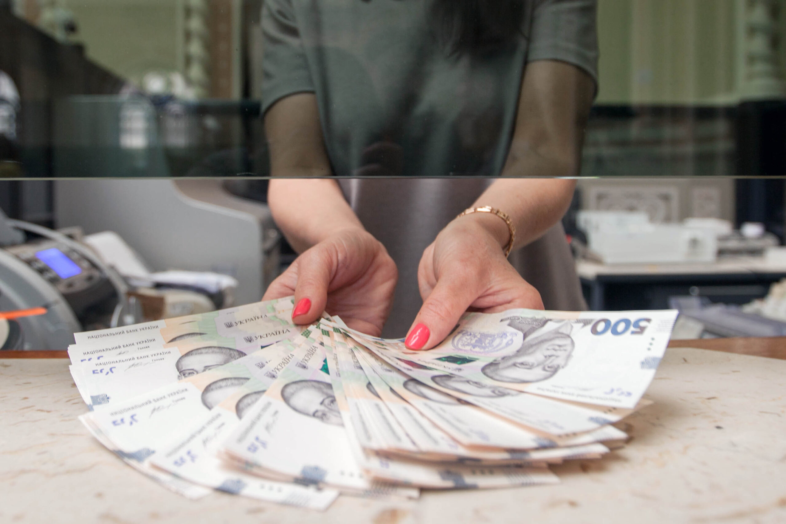 Зарплати в Україні зросли: хто отримує найбільше