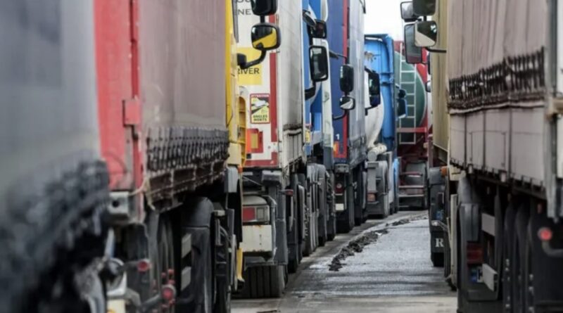 Відразу дві країни ЄС заблокували на кордоні вантажі до Росії – у РФ обурені