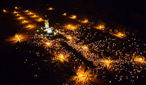 В ночі біля Львова сталось неймовірне чудо, яке здивувало навіть монахів – туди на ранок вже приїхали тисячі паломників! Відео та деталі 
