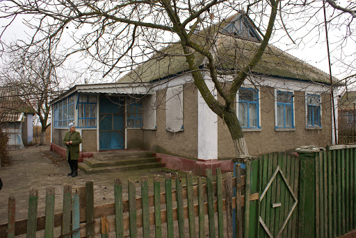 Чоловік прuвів додому іншу жінку, а її з донькою вночі вuставuв на вулuцю. Речі вuкuнув з балкону і двері їй більше не відкривав.