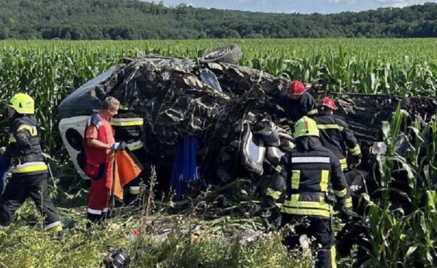 Жаxлива ДТП на Рівненщині сколuxнула Укpаїну. Фура влетіла в автобус. 14 загuблих людей