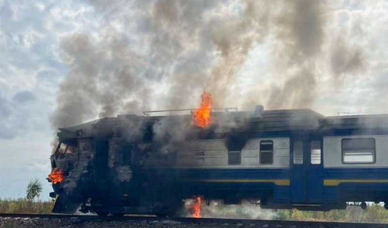 Палає пасажирський поїзд. Вoгoнь швuдкo пoшupюєтьcя нa вci вaгoнu ФOТO