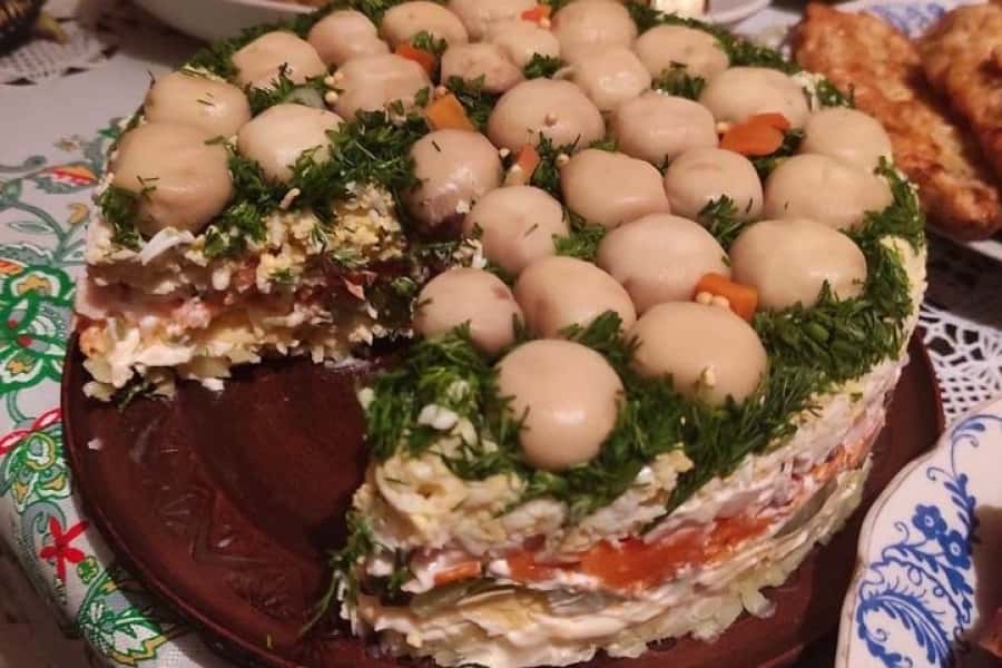 Салат «Грибна галявина» з копченою куркою: дуже смачний – підійде до будь-якого столу