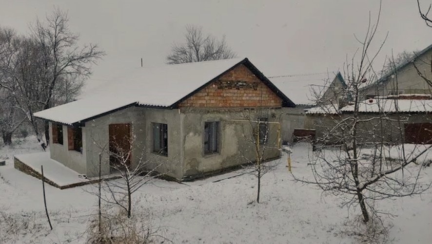 Марія все життя прожила у селі і от на старості змушена була жити в квартирі сина й невістки. Вона переживала, думала, що всім заважає. Якось вона попросила сина відвезти її в село до сусідки Ганни. – Синку, ми будемо удвох з нею жити, ми подруги. – Мамо, бабусі Ганни не стало… Вже два місяці як. Марія заплакала. А згодом вона помітила, що син з невісткою щовечора шепочуться на кухні