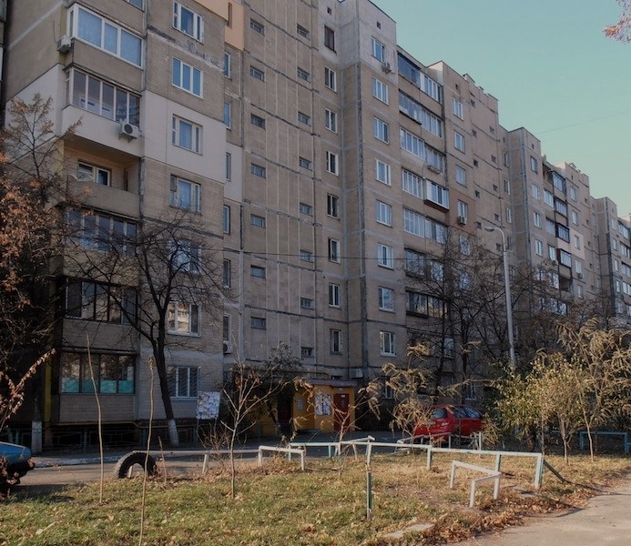 – Тато зник, Ігоре – плакала Олена Михайлівна. – В якому сенсі? – Не зрозумів син. – Мав приїхати сьогодні вранці з конференції, але його немає… На його роботі мені сказали, що він взяв відгул…- Може, ти щось наплутала і тато взагалі нікуди не їхав? – припустив Ігор схвильованим голосом. – Ні! – заридала мама. – З ним щось трапилось.