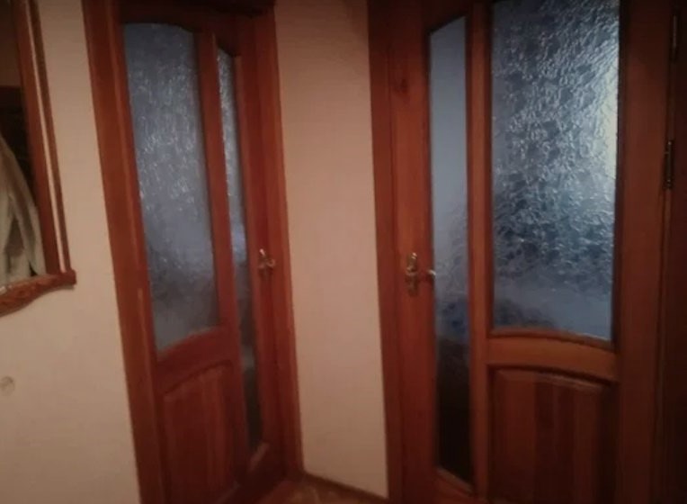 Ірина вже підходила до квартири матері, як раптом з неї вийшов незнайомий чоловік. Його обличчя здалося їй знайомим. – Мамо, а хто це такий був? – Та так, доню, знайомий. Ірина здивувалася, але більше не розпитувала. Через кілька днів Ірина, купила апельсинів, бананів і вирішила знову зайти до матері. На диво, її вдома не було. Іра вийшла на вулицю, і раптом побачила матір з тим самим незнайомцем.