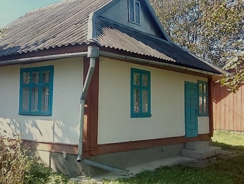 Іван і Тетяна спокійно обідали, коли вхідні двері відчинилися і в будинок зайшла незнайома жінка. Вона недбало кинула старий рюкзак у куток і сказала: – Ну, здрастуй, татусю, – і розкинула руки для обіймів. Іван застиг на місці, а Тетяна гнівно сказала: – Ти хто така? І який ще татусь? А Іван нарешті видавив із себе: – Навіщо? Навіщо, ти прийшла.