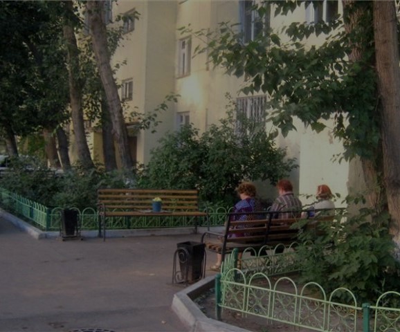 Марина з подругами сиділи на лавці і пліткували. Раптом вони замовкли – біля них повільно проїхала дорога машина. За кермом була якась жінка. Вона повернулась до них і на її обличчі промайнула посмішка. – Мабуть, дочка якогось багатія, – сказала Ольга. – Дівчата, та це ж Наталка! – крикнула Ганна. – Яка Наталка? – здивовано запитала Марина. – На якій твій Степан хотів одружуватися. Марина застигла від такої новини.