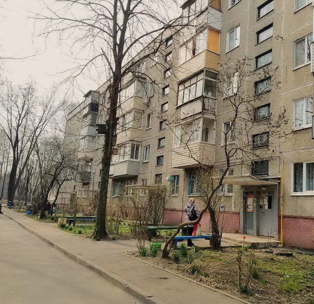 Ольга сиділа на підлозі посеред кімнати і мовчки дивилась у стіну. Несподіваний дзвінок від коханки чоловіка похитнув її рівновагу. Жінка не знала, що робити далі. Увечері з роботи повернувся Віктор. Ольга довго тягла з розмовою. Дочекавшись коли діти заснуть, все ж таки почала її. – Ну коли ти все знаєш, давай розлучатися, – холодно сказав він. – Набридло мені все.