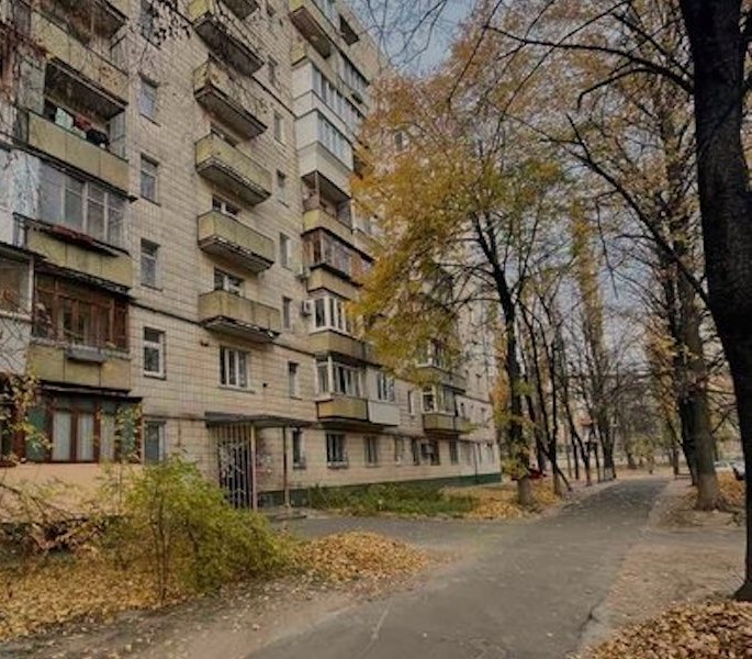Ірина втомилася. Від усього. Від усіх. Вона йшла вулицею, опустивши голову, дивлячись собі під ноги, і подумки вела діалог з усім тим, від чого втомилася. – Як же всі дістали! Кажеш, кажеш, а вони не чують, не розуміють. Роблять що хочуть… – Іра! – сусідка по старій квартирі Марія летіла напереріз, – а я думаю – ти чи не ти. Як я рада тебе бачити!