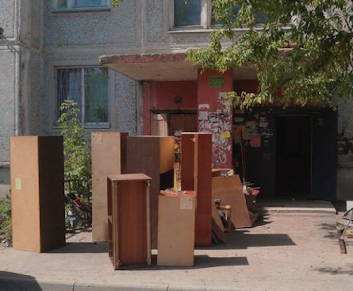 Третій день телефон мовчав. Іра не знаходила собі місця. І не могла зрозуміти, що це все означає? Він же може їй написати, хоча б кілька слів?! Все ж було так добре. Найгірше, що вона бачить його увесь цей час, а от навіть підійти та обійняти не може