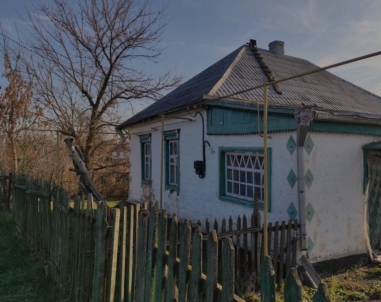 Зранку Оксана встала, гарно вдягнулася і сіла чекати – Павло запросив її сьогодні до себе в село. Нарешті пролунав дзвінок у двері. На порозі стояв Павло. Він якось дивно глянув на одяг Оксани, але нічого не сказав. Нарешті вони приїхали. Оксана з подивом розглядала стару похилену хатину. – Ну що! Іди перевдягайся в сараї. Там і лопату вибереш! – Яку ще лопату?! – Оксана нічого не розуміла. – Ти нащо мене сюди привіз!