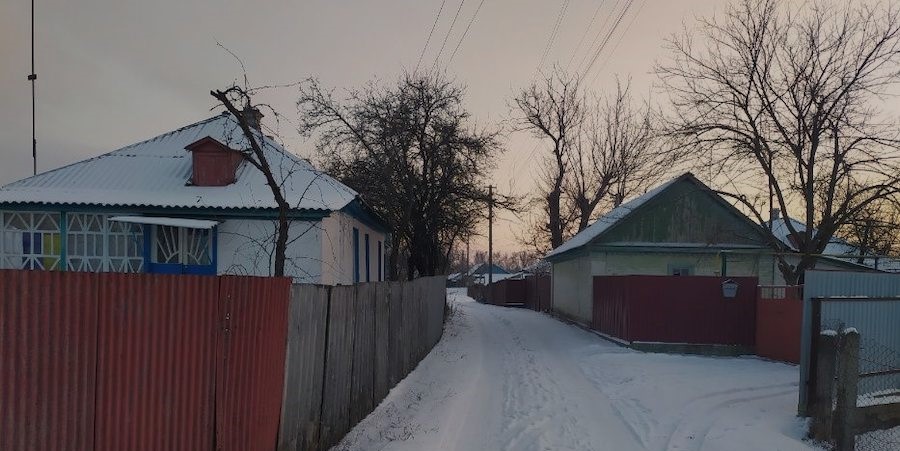 Миколі давно казали, що Валя йому зраджує. Якогось мужика з сусіднього села нібито має. Та він не вірив але все таки почав сумніватися. Він вирішив перевірити чи правду кажуть. Микола поїхав на рибалку, сказав Валі, що на два дні, а сам під ранок приїхав додому. Зайшов в будинок, і не повірив своїм очам – у ліжку він побачив Петра та Валю.