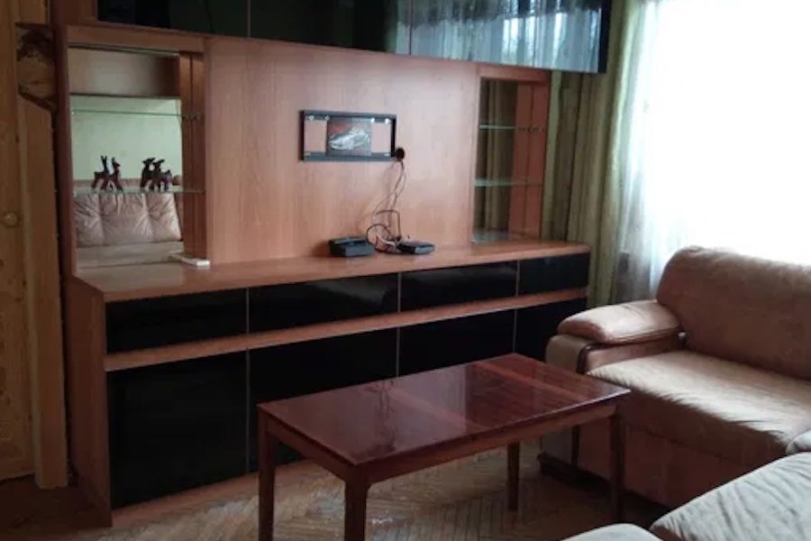 Денис прийшов додому пізно. Він старався виглядати стомленим – з роботи ж прийшов. – Привіт, кохана. А що у нас на вечерю? – запитав він. – А що в ресторанах тепер нема їжі? – запитала Оксана. Денис навіть не зразу зрозумів, про що вона. Але потім уважніше подивився на журнальний столик. Там лежали гроші