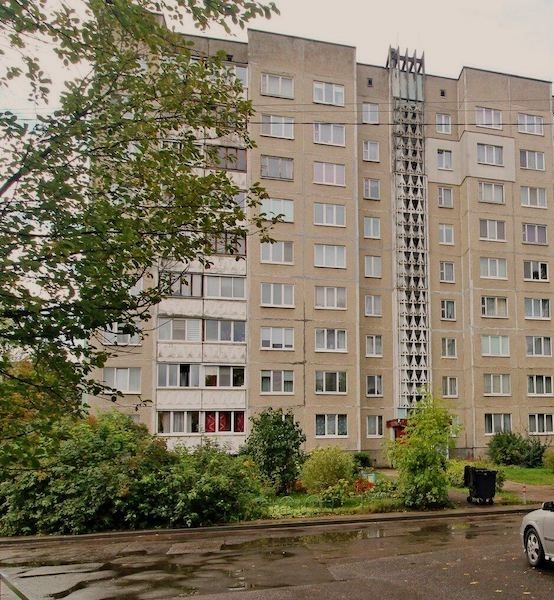 Гуляла Оксана з дочкою, почула звук повідомлення, що прийшло на телефон. Оксана встала, витягла з кишені телефон, прочитала повідомлення і… її обличчя просто перекосилося від злості. Повідомлення було від чоловіка. У ньому він писав, що їй треба схуднути, і ще раз схуднути. І підкачати губи. І прибрати зморшки під очима