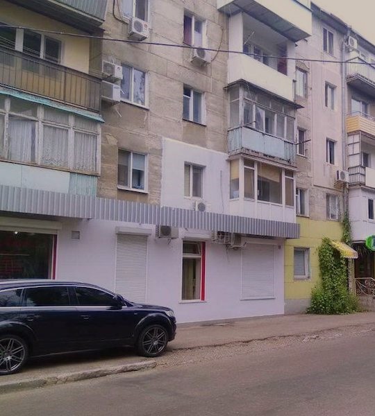 Світлана підходила до будинку. У під’їзді було тихо, вона підійшла до квартири і, торкнувшись дверей, з подивом виявила, що вони не замкнені. Світлана увійшла до коридору і зазирнула до спальні. Чоловіка ніде не було. Увійшовши на кухню Світлана застигла – на балконі стояли Сашко та Марина