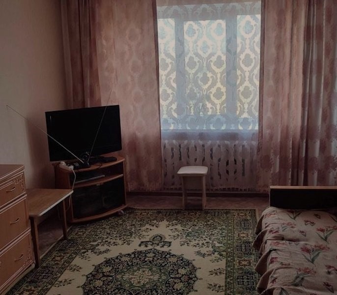 Людмила зібрала речі, подивилася на свою квартиру і вийшла в підʼїзд. – Людочко, а куди це ти зібралася? Ще й з валізою? – сусідка Наталя якраз ішла по сходах. – У відпустку, Наталю. Хоч на старості років відпочину. – У відпустку? Щаслива ти, Людо. Це ж скільки грошей треба! Люда посміхнулась і пішла. А наступного ранку весь будинок, стояв на вухах – у квартирі Людмили щось гучно шуміло, а її син з донькою носили з хати мішки