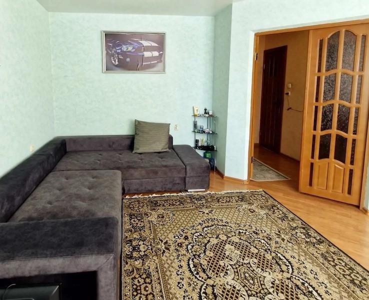 Приїхала Оля додому. Її сини були в школі, а чоловік Максим на роботі. Жінка швидко прийняла душ, перевдягнулася і поїхала на роботу. – Слухай, як я дивуюся цьому нашому Максимові, – раптом почула Оля. Це тихо шепотілися в кабінеті двоє її колег. – Це ж треба крутити роман прямо під носом в Олі! Добре, коли б вона у нас не працювала, але ж вони тут обоє працюють. – А я вчора застала Максима і його коханку Ірину на стоянці, – сказала друга колега. – Вони сиділи в машині й обіймалися. Оля оторопіла від почутого