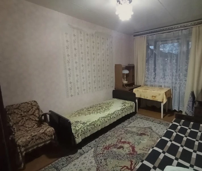 У Тані не стало чоловіка Олексія. Були сороковини. Людей прийшло багато. Були й зовсім незнайомі. Після поминок усі розійшлися, а Таня взялася за прибирання. Сусідка, яка допомагала готувати, теж пішла. Їй треба було забирати дітей з дитячого садка. Зненацька Таня побачила якусь жінку. Вона виходила з кімнати, яка колись належала їхній дочці, а тепер там був робочий кабінет Тані. – У вас чудова квартира! – заявила незнайомка. – А ви хто і чому все ще тут? – запитала Таня. – Гості вже всі розійшлися. – Я Лариса, і я спеціально лишилася! – сказала та. – Ви маєте дещо знати. Скоро все дістанеться мені! Таня застигла від несподіванки.