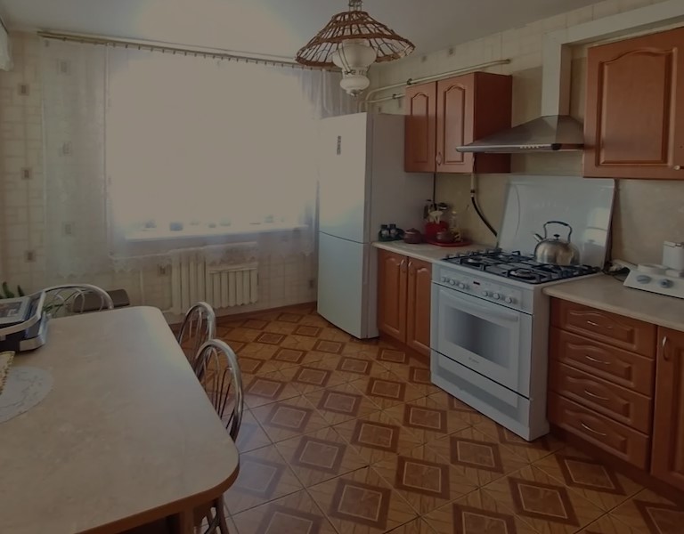 Роман з Ганною одружувалися. Весільні подарунки були розкішні! Батьки молодят про це заздалегідь не домовлялися, але вийшло, що це нерухомість з двох сторін. Батьки Ганни подарували будинок. Вони спеціально будували його для єдиної дочки. Батьки Романа подарували квартиру. Зовсім невелику. Ганна навіть здивувалась, бо Роман там уже жив. Сам Роман теж здивувався. Але мати дві нерухомості на початку сімейного життя – було чудово! Молода сім’я вирішила жити в будинку, а квартиру здавати в оренду. Додатковий дохід ніколи не буде зайвим. Аж тут Роману відкрилася несподівана таємниця