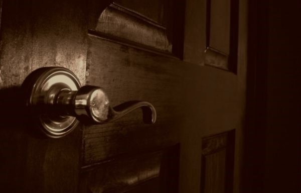 Тихенько постукали у двері. Марія встала і оглянула стіл, наче все добре. Поправила зачіску і хрипким від хвилювання голосом, сказала: – Заходьте. У двері зайшов високий і широкоплечий чоловік. Марія розгубилася, але хоробро зробила крок назустріч: – Здрастуйте, проходьте. Мене Марія звати, – і тихо засміялася.