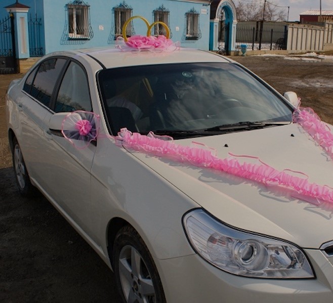 Біля міського ЗАГСу було повно народу. Гості весело сміялися. Лише наречена сумна і схвильована весь час дивилася на всі боки. – Люба, ходімо, – сказав наречений Андрій. – Скоро наша черга. – Любий, дай мені ще п’ять хвилин, – відповіла Тетяна. – Вона прийде. Я вірю.