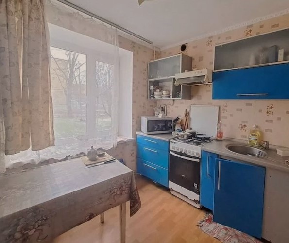 Люся зустріла Андрія з роботи, нагодувала смачною вечерею. Чоловік приліг відпочити, а вона взялася мити посуд. Андрій мирно спав і раптом, повертаючись на інший бік, чітко промовив: – Олена, я зараз, зачекай… Люся здивувалася: – Що за Олена? І чому чоловік з нею розмовляє уві сні?