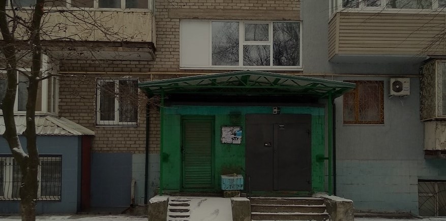 Втомлена Тетяна поверталася з роботи. Вона йшла і думала, як прийде додому і нарешті відпочине. Раптом до неї підійшов незнайомий чоловік. Тетяна зупинилася і глянула на нього. Йому було років сорок і він був якось дивно вдягнений. – Вибачте, ви мені не допоможете? – заговорив той. – Я… – чоловік похитав головою. – Я до доньки їхав, на поїзді. І тут таке трапилося