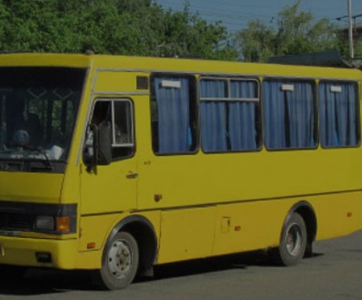 Віктор поснідав і побіг на маршрутку. Він жив за містом і всі пасажири добре знали один одного. Та сьогодні щось змінилося. Віктор відчув це одразу. Незнайома дівчина зустрілася з ним очима, але тут же відвела їх убік. Маршрутка рушила. – Так, Світлана! Це я! Не впізнала? Ну як хто? Даша… Віктор і всі, хто вже поринав у солодку дрімоту, здригнулися. “Новенька” Даша, тримаючи телефон біля маленького вушка, мелодійно сміялася