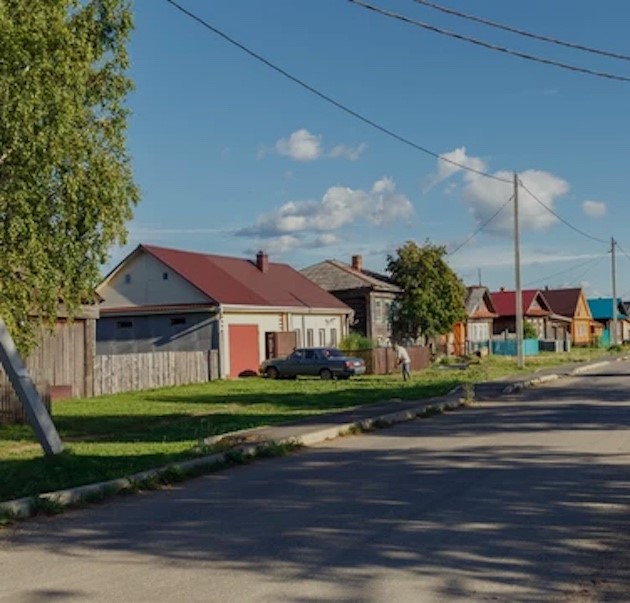 Дівчина з магазину жіночої білизни очманіла, коли до відділу зайшла старенька в біленькій хустці. — Е, жінко, ви відділом не помилилися? – намагалася вона пояснити старенькій. Та підняла брову і пішла рядами. Хвилин 20 вона вибирала, і нарешті принесла комплект яскраво-червоного кольору. -Ось цей мені загорни. Так, я на себе вибирала – глузливо сказала старенька.