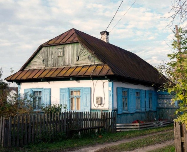 Юля не могла зрозуміти, що відбувається з її чоловіком. Він дуже змінився, став більш замкнутим, небалакучим. Зателефонувала подруга Віка, і покликала попити кави, Юля з радістю погодилася – їй хотілося поділитися своїми тривогами. Вислухавши, Віка сказала: – Юля, ти тільки не ображайся, але у твого Влада хтось є. Юля аж засміялася від такої думки.
