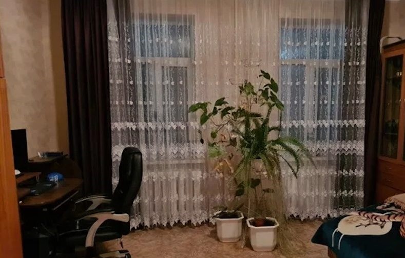 Олена прибирала в квартирі. Вона щойно переїхала до Сергія, та й свята скоро. – Слухай, а в тебе ялинка є? – запитала вона чоловіка? – Десь мала бути на шафі. Зараз дістану! Сергій поліз на шафу, потягнув до себе ялинку і раптом звідти випав альбом з фотографіями. Олена глянула на одну з них і якось дивно подивилася на чоловіка. – Це що за фото? – запитала вона