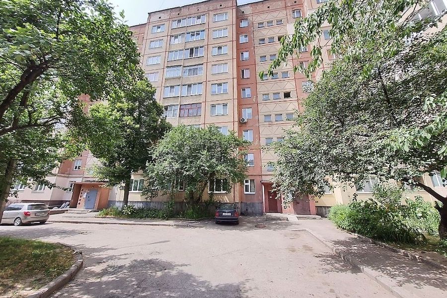 Світлана поспішала на співбесіду. Їй запропонували хороше місце. Запитавши в адміністратора, де кабінет начальника, Світлана помчала коридором. Біля потрібних дверей відпочила і постукала. – Увійдіть! – пролунало у відповідь. Жінка зробила привітне обличчя і увійшла до кабінету. – Доброго дня! – Почала вона і розгубилася: за столом сидів Сергій, колись коханий нею чоловік